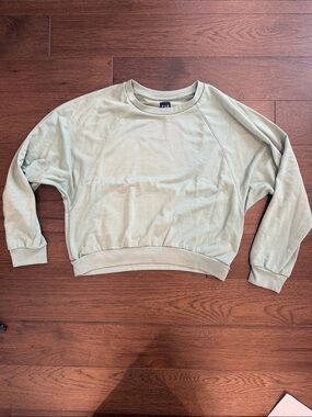 GAP Women’s Sage Green Crewneck Cropped Sweatshirt Size Medium - C54-045